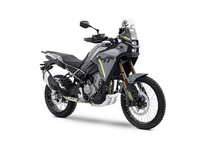 <div class='descrGalleryTitle'>CFMOTO 450 MT</div><div class='descrGalleryText'><p>Restiamo in casa CFMOTO e passiamo a quella che, almeno nel segmento che strizza l’occhio al fuoristrada, sembra essere<b> la novità più importante del 2024. </b>La <b><a href="https://www.dueruote.it/moto-scooter/cfmoto/cfmoto-450-mt/">450MT</a> </b>è tutto quello che è la Ténéré 700… ma in piccolo. Motore bicilindrico parallelo da 449 cc, 42 cavalli e un pacchetto generale di livello più che discreto, con <b>sospensioni KYB &nbsp;pluriregolabili,</b> un peso non da record ma comunque accettabile – 175 kg a secco – serbatoio da 17 litri, ruote da 21”-18” a raggi tubeless e una linea con un forte richiamo alle moto dakariane,<b> a scelta con parafango alto o basso. </b>Il tutto ad un prezzo che sembra quasi una presa in giro: 5.990 euro. Come una bicicletta di media gamma. La 450MT sta facendo parlare non poco di sé, noi l’abbiamo guidata sia al lancio stampa che con una più approfondita prova dopo averla ricevuta in redazione e vi possiamo garantire che<b> vale tutti gli euro che costa, </b>anzi un po’ di più. Piacevole su strada, facile nel fuoristrada leggero, paga qualcosa solo in autostrada dove <b>il rapporto finale risulta troppo corto:</b> ma è anche vero che un pignone con un dente in più costa poco.<br>
</p>
</div>
